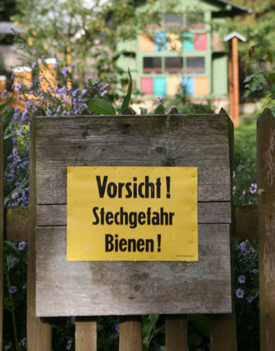 Schild: Vorsicht Stechgefahr Bienen!